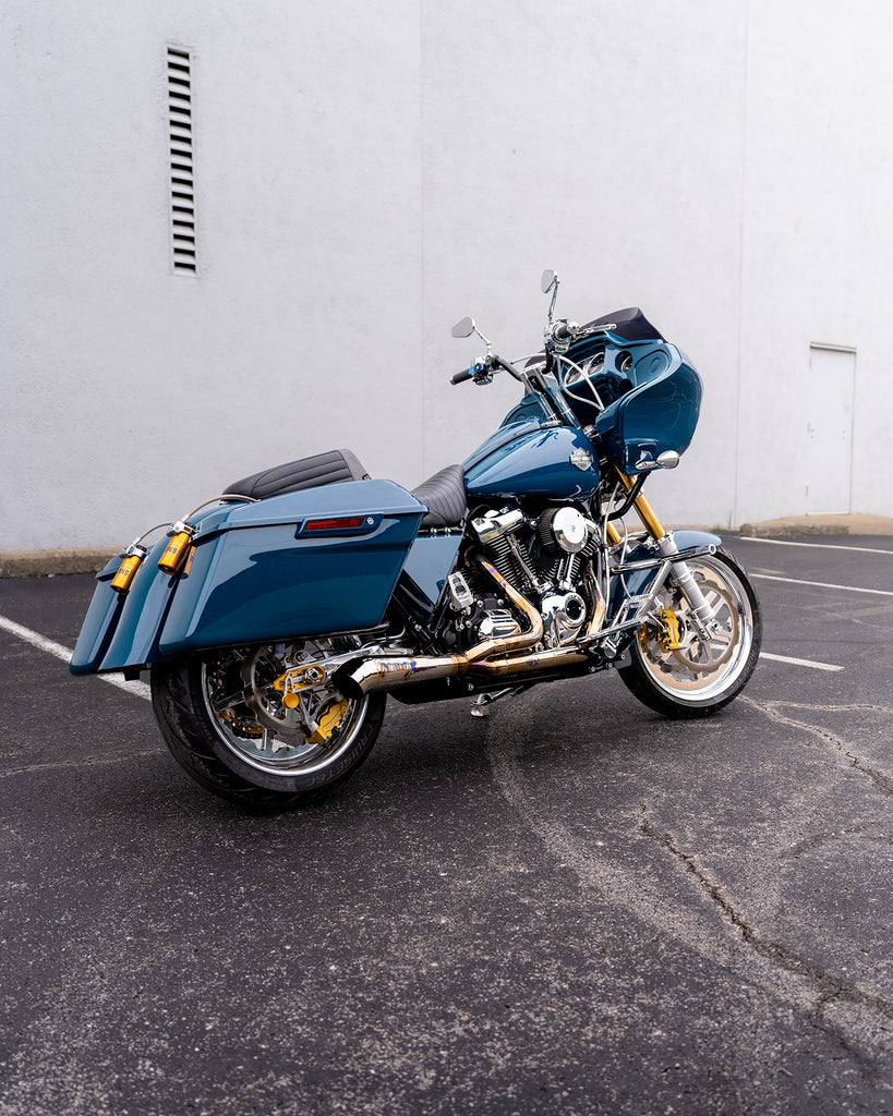 Stealth Pipes exhaust system installed on Harley M8 Bagger 2017–2025 – stainless muffler and headers